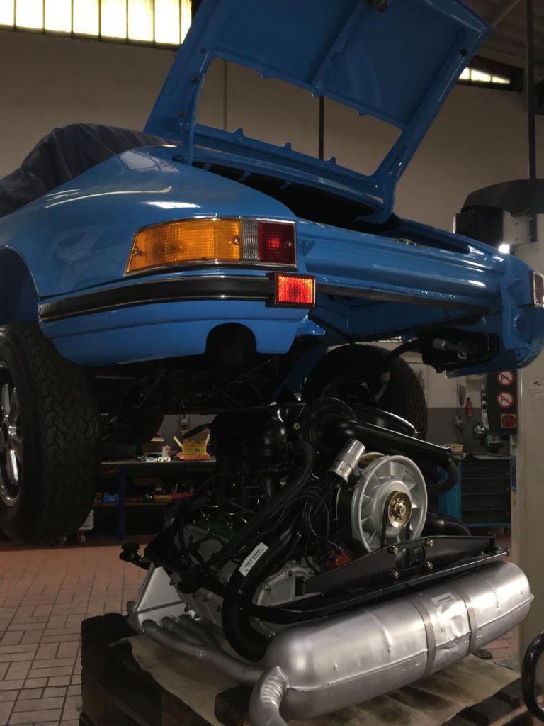 Porsche auf Hebebühne