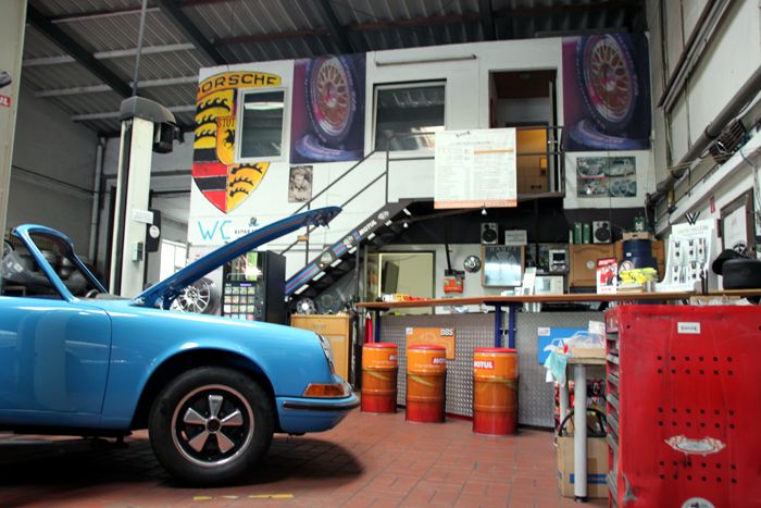 Blauer Porsche 911 in der Werkstatt
